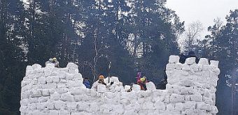 Как построить снежную крепость
